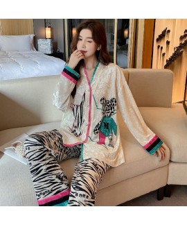 Autumn and Winter Women's Sleepwear, Golden Velvet Long Sleeve Bear Printed Turn-down Collar Diamond Velvet Loose Home Wear Set